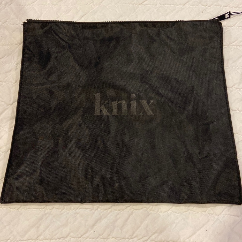KNIX Catalyst Sports Bra Bag Black​​​​​​​​​
